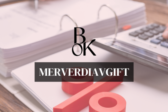 Kalkulator og hånd med teksten «merverdiavgift 2025» – illustrerer temaet MVA for små bedrifter.