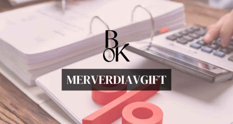 Kalkulator og hånd med teksten «merverdiavgift 2025» – illustrerer temaet MVA for små bedrifter.
