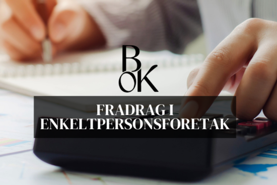Hånd som noterer i en bok med laptop og kvitteringer på bordet – illustrasjon av fradrag i enkeltpersonforetak.