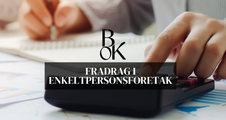 Hånd som noterer i en bok med laptop og kvitteringer på bordet – illustrasjon av fradrag i enkeltpersonforetak.